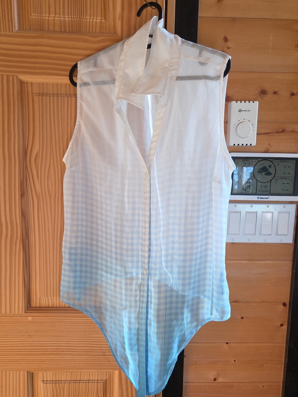 Suzy Shier White to Light Blue Sleeveless Ombre Button-Front Blouse